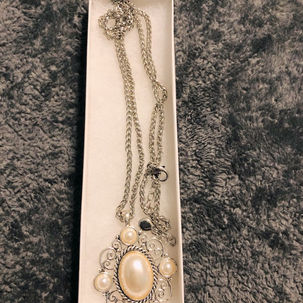 Long pearl pendant necklace